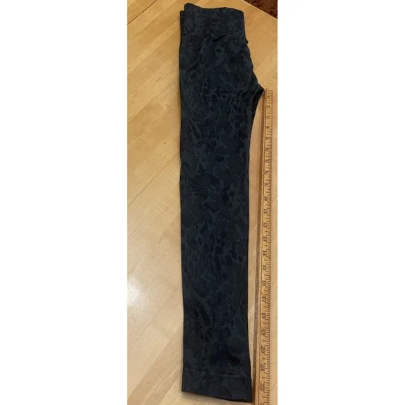 Gymshark 23" Floral Texture Design Butt Scrunch Leggings Black XS - Picture 4 of 7